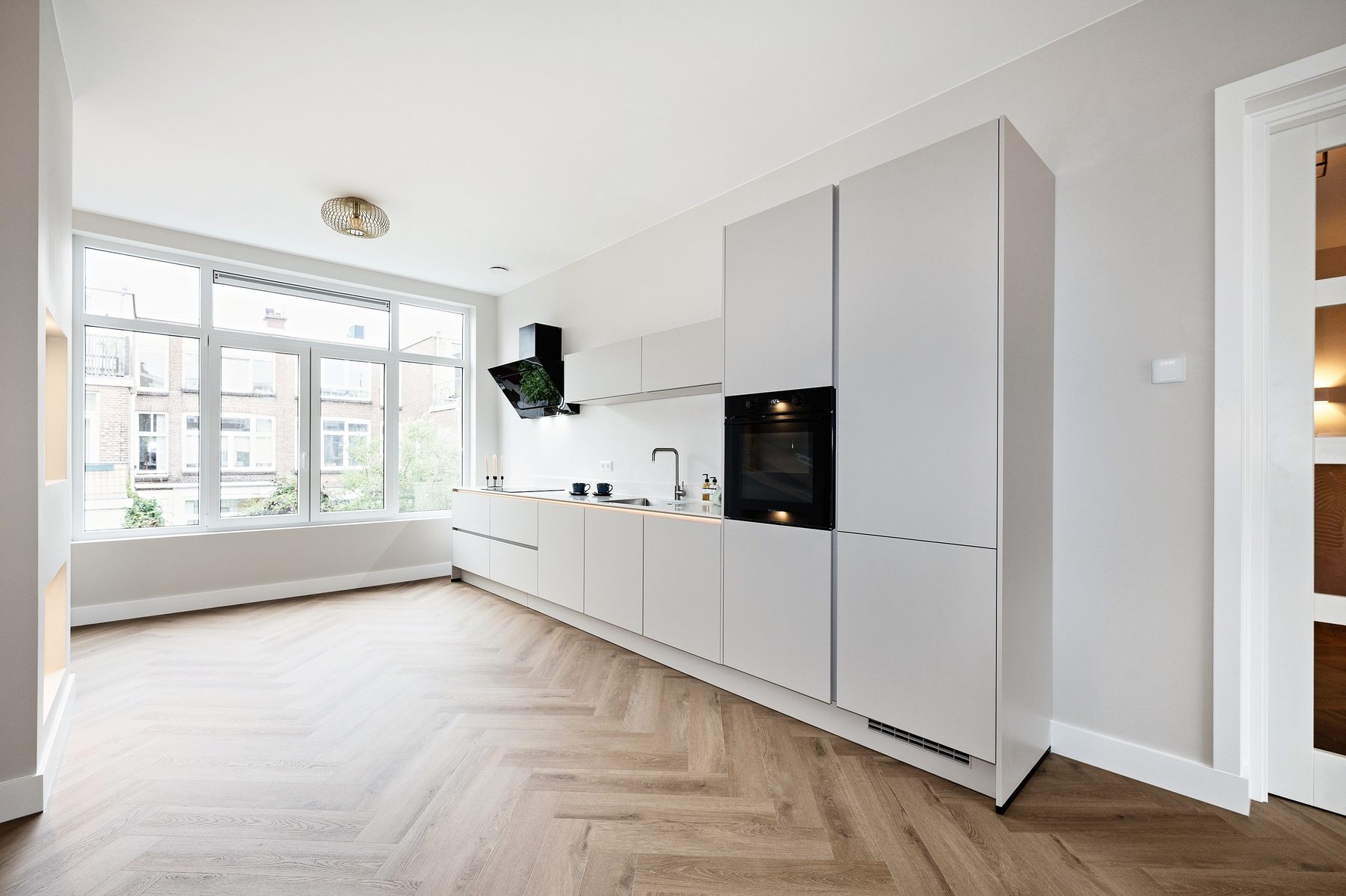 Greeploze keuken in het wit