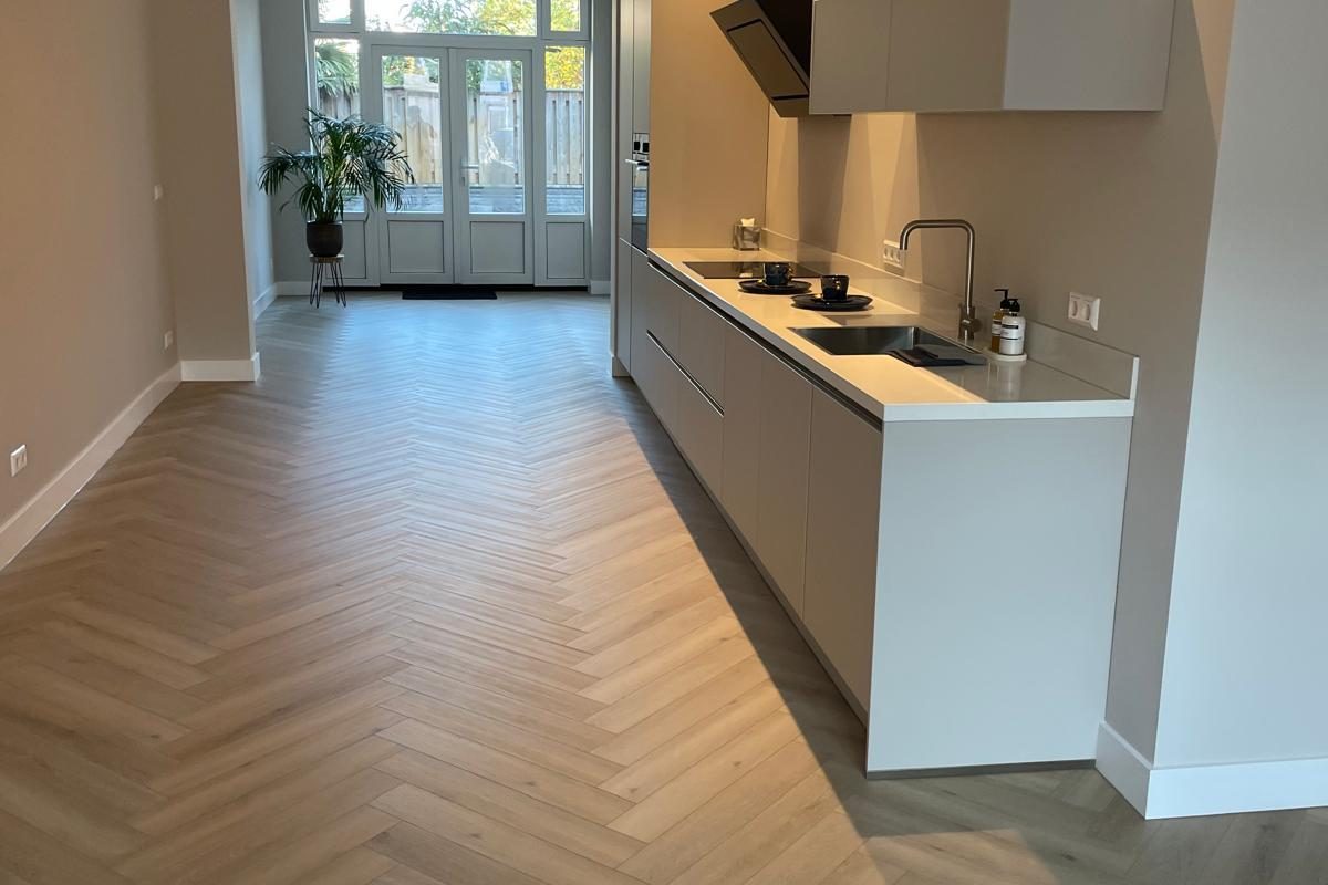 Keuken met doorkijk naar de tuin